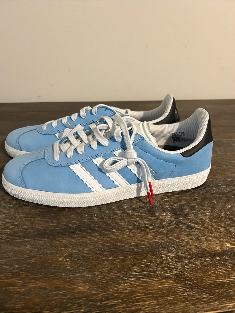 adidas Men’s Light Blue, White & Black Classic Low-Top Sneakers